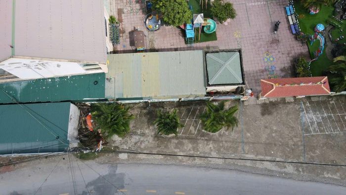 Vị trí đất của ông Định nằm cạnh cổng trường mầm non. Ảnh: Tiến Hùng