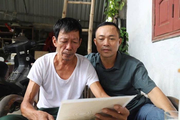 Ông Định (phải) và người anh họ Võ Ngọc Hùng. Ảnh: Tiến Hùng