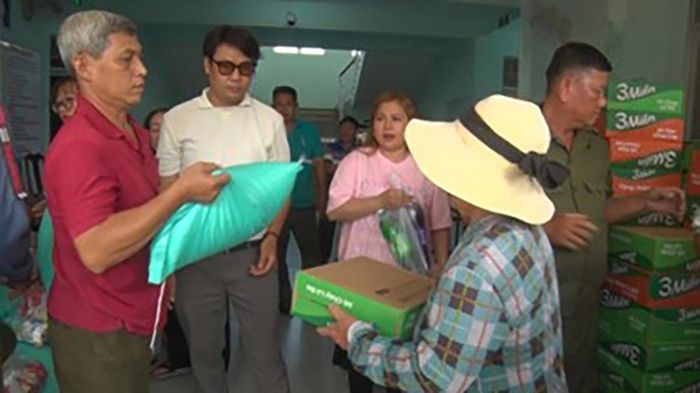 Hộ nghèo, hộ có hoàn cảnh khó khăn nhận quà Tết