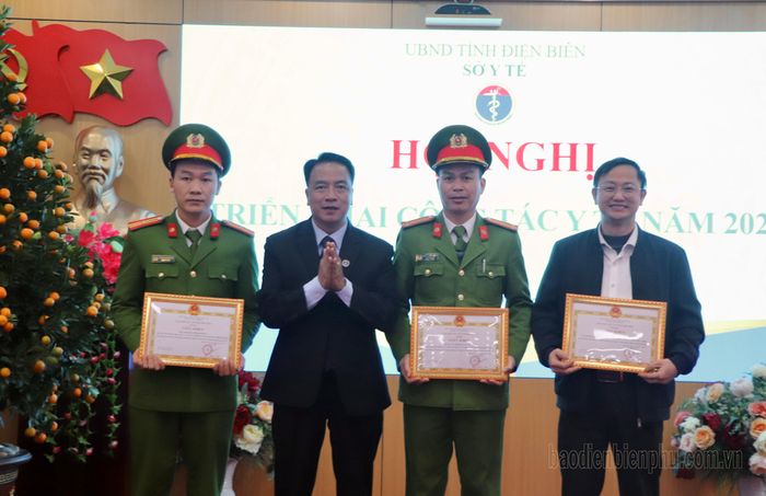 Lãnh đạo Sở Y tế tặng Giấy khen cho các cá nhân có thành tích xuất sắc trong công tác phối hợp với ngành Y tế thực hiện nhiệm vụ năm 2024.