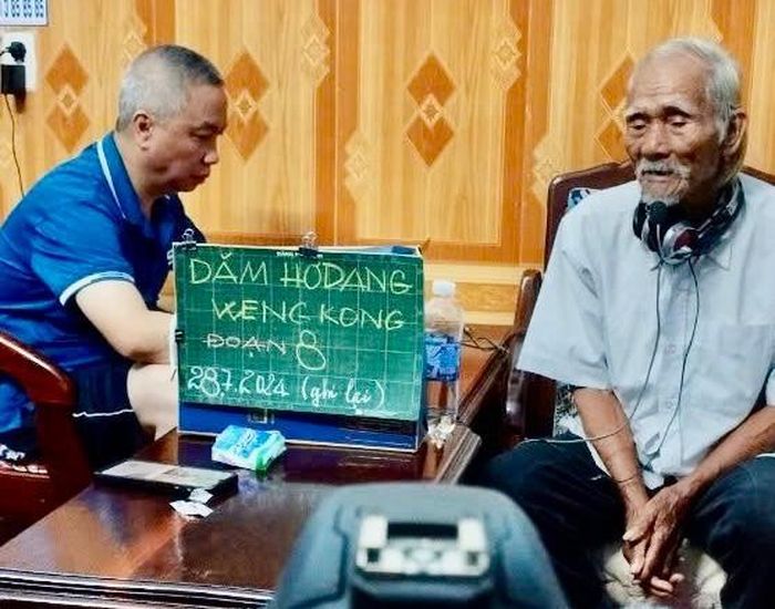 TS.Nguyễn Tiến Dũng cùng làm việc với nghệ nhân A Lưu về sử thi Bahnar. Ảnh: B.Q.V
