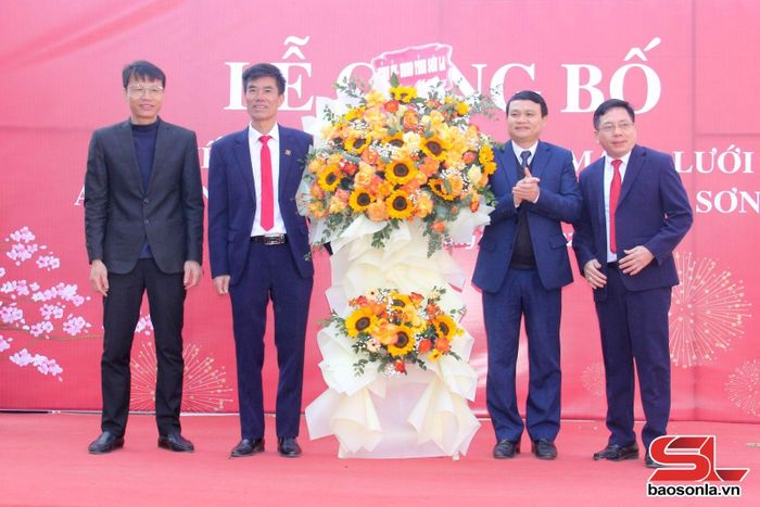 Lãnh đạo tỉnh tặng hoa chúc mừng Chi nhánh Agribank huyện Vân Hồ