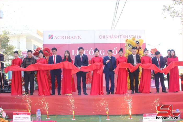 Các đại biểu cắt băng khánh thành Chi nhánh Agribank Vân Hồ.
