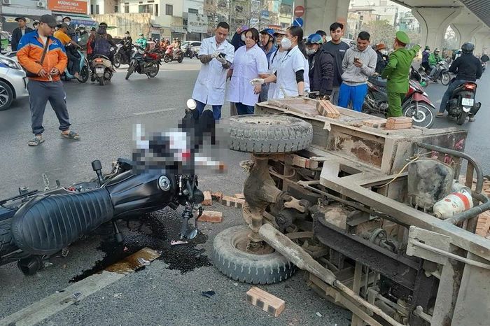  Hiện trường vụ tai nạn trên đường Minh Khai. Ảnh: H.P. 