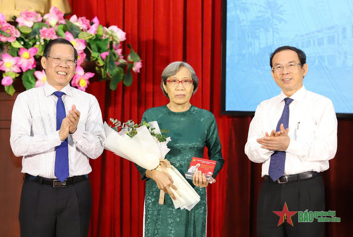 Đồng chí Nguyễn Văn Nên và đồng chí Phan Văn Mãi tặng hoa, trao biểu trưng tặng gương Bí thư chi bộ khu phố điển hình. 