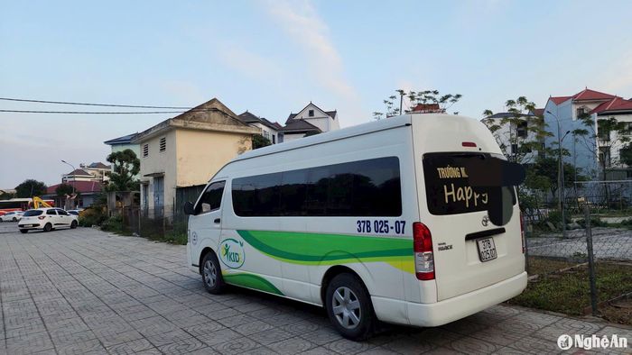 Đến chiều 13/1, nhiều xe đưa đón học sinh mầm non ở thành phố Vinh vẫn chưa sơn màu vàng theo quy định. Ảnh: Mỹ Hà