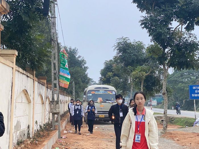 Xe đưa đón học sinh ở Trường THPT Nghi Lộc 2 được sử dụng để kinh doanh nhiều dịch vụ. Ảnh: Mỹ Hà