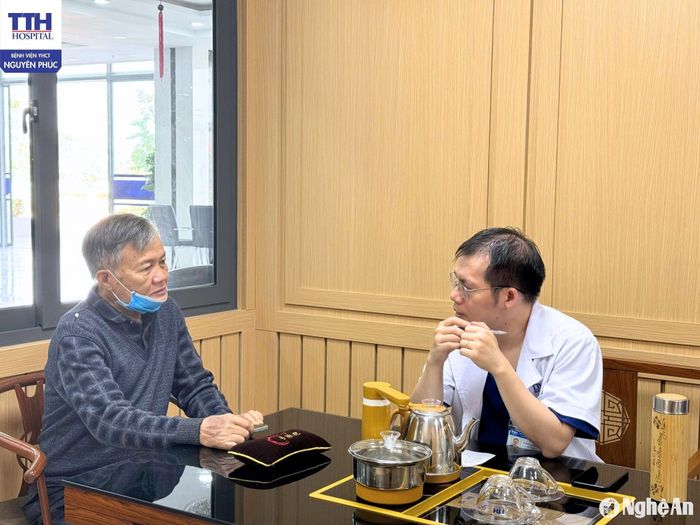 Bác sĩ Đinh Thanh Thường thăm khám, tư vấn cho người bệnh. Ảnh: PV