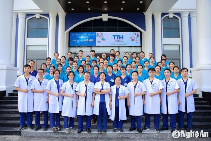 Thạc sĩ, bác sĩ Đinh Thanh Thường cùng các đồng nghiệp tại Bệnh viện Y học cổ truyền Nguyên Phúc. Ảnh: PV