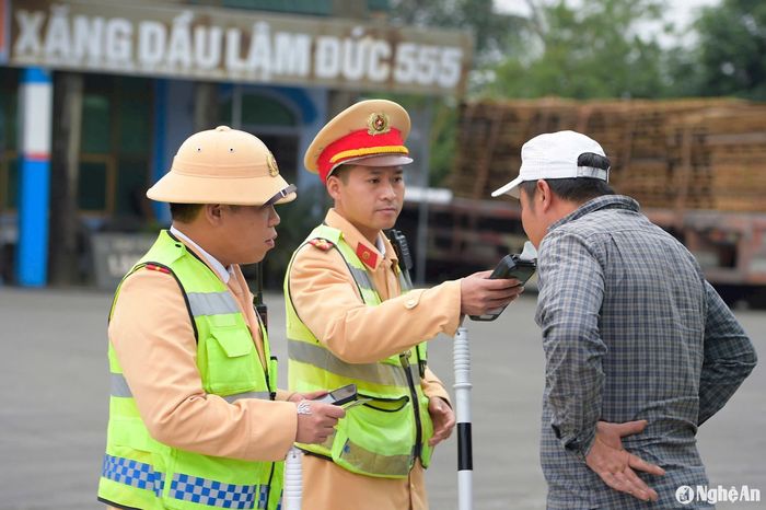 Kiểm tra nồng độ cồn đối với người điều khiển phương tiện. Ảnh tư liệu: N.Đ