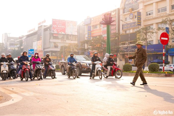 Người dân đi bộ qua đường thuận lợi, an toàn khi việc dừng đèn đỏ được thực hiện nghiêm. Ảnh tư liệu: N.Đ
