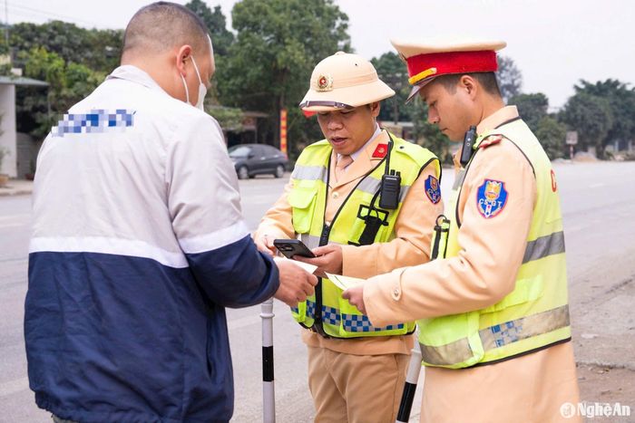 Lực lượng cảnh sát giao thông, bên cạnh việc kết hợp tuyên truyền về luật và nghị định mới, sẽ cung cấp video, hình ảnh ghi lại vi phạm để đảm bảo tính minh bạch trong quá trình xử lý các trường hợp vi phạm. Ảnh: N.Đ