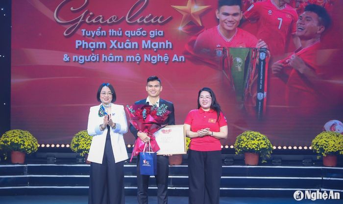 Bí thư Tỉnh đoàn Nguyễn Thị Phương Thúy trao tặng Bằng khen cho tuyển thủ Phạm Xuân Mạnh. Ảnh: Thanh Quỳnh
