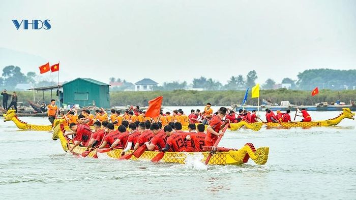 Lễ hội đua thuyền truyền thống trên sông Yên. Ảnh: Hoàng Đông