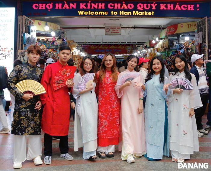 Một nhóm du học sinh Lào đã cùng nhau mặc áo dài để lưu giữ kỷ niệm về không khí đón Tết tại Việt Nam. Chị Mivong Choulia (thứ ba, từ phải sang), sinh viên năm 2 ngành Công nghệ thông tin, Trường Đại học Sư phạm, Đại học Đà Nẵng cho biết, bản thân rất yêu mến tà áo dài Việt Nam và luôn muốn mặc thử một lần bởi sự duyên dáng, thướt tha mà trang phục này mang đến cho người mặc.