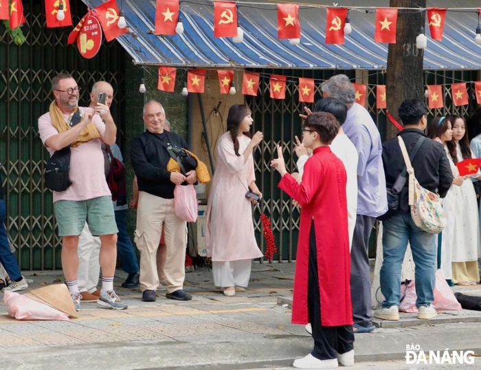 Du khách bày tỏ sự thích thú, ấn tượng với hình ảnh nhiều bạn trẻ Việt Nam trong trang phục áo dài xuất hiện dày đặc trên đường phố.
