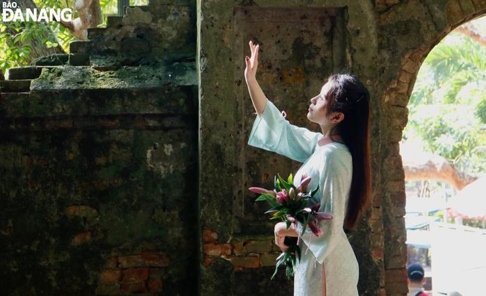 Với không gian rộng lớn, nhiều điểm mang nét cổ kính, Di tích Danh thắng Ngũ Hành Sơn trở thành một trong những điểm thu hút đông đảo bạn trẻ đến chụp hình áo dài.