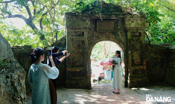 Để có những bộ ảnh đẹp và ấn tượng, nhiều bạn trẻ không chỉ đầu tư về quần áo, phụ kiện, trang điểm, mà còn thuê thợ chụp hình chuyên nghiệp. Giá mỗi bộ ành dao động từ vài trăm đến vài triệu tùy vào thiết bị chụp, thời gian chụp và những hỗ trợ đi kèm.