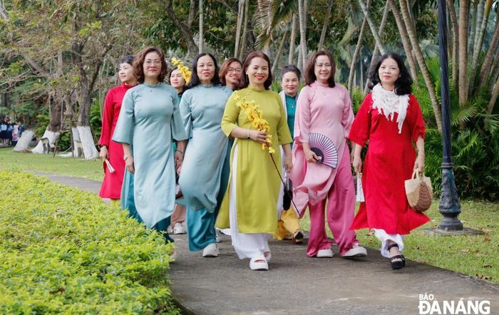 Mỗi năm khi Tết đến, bà Hoàng Thị Hoài (phường Xuân Hà, quận Thanh Khê) cùng các chị em trong khu phố tranh thủ diện áo dài chụp hình để lưu giữ kỷ niệm, đồng thời mong muốn lan tỏa tình yêu áo dài đến với nhiều người.