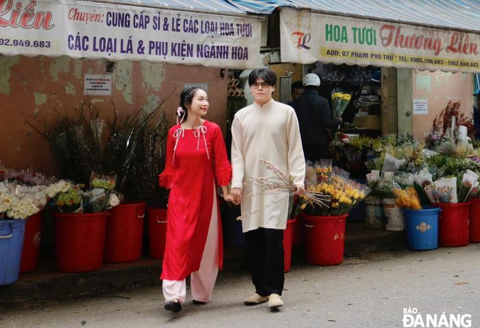 Để tiết kiệm chi phí, đa phần các bạn trẻ lựa chọn thuê áo dài. Giá thuê dao động từ 50.000 đồng - 120.000 đồng/bộ. 