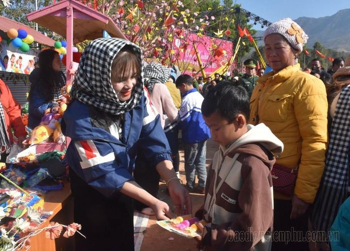 Học sinh nhận quà tại chợ xuân.