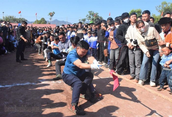 Không khí chợ xuân rộn rã với hoạt động giao lưu thể thao, văn hóa, văn nghệ.