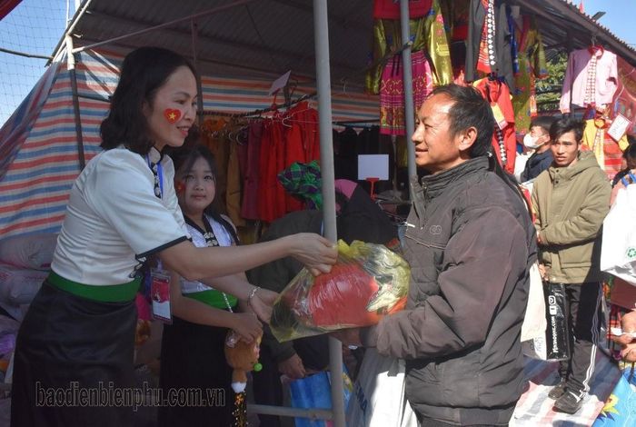 Người dân nhận những phần quà đầy thiết thực, ý nghĩa.