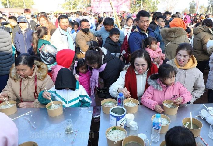Người dân thưởng thức phở miễn phí và các món ăn ngon.