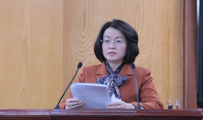 Đồng chí Lê Thị Hường - Trưởng Ban Tổ chức Tỉnh ủy quán triệt quyết định, hướng dẫn mới của trung ương.