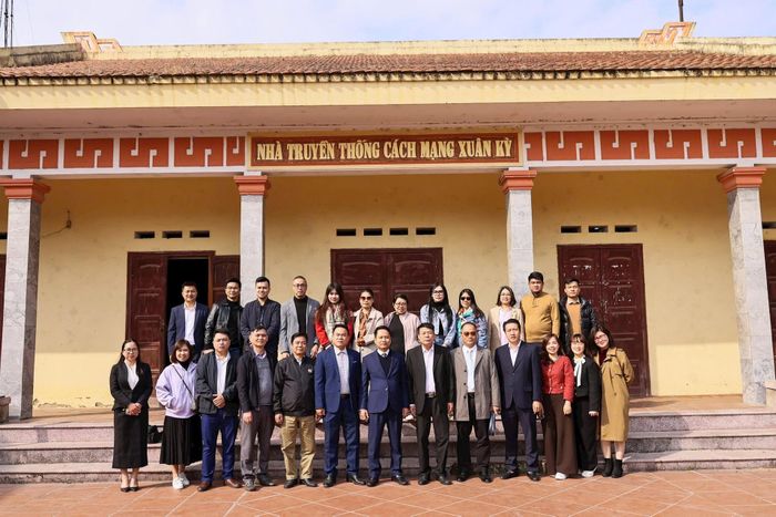 Tập thể cán bộ, phóng viên Báo Đại Đoàn Kết chụp ảnh lưu niệm tại Nhà truyền thống cách mạng Xuân Kỳ.
