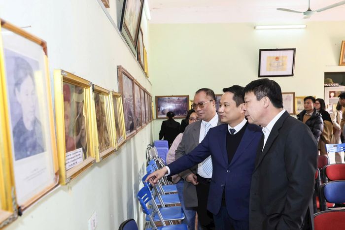 Ban Biên tập Báo Đại Đoàn Kết thăm Nhà truyền thống cách mạng Xuân Kỳ.