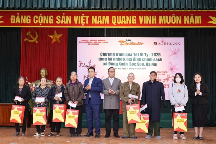 Phó Tổng Biên tập Nguyễn Đăng Khang tặng quà cho các hộ gia đình có hoàn cảnh khó khăn trên địa bàn xã Đông Xuân.