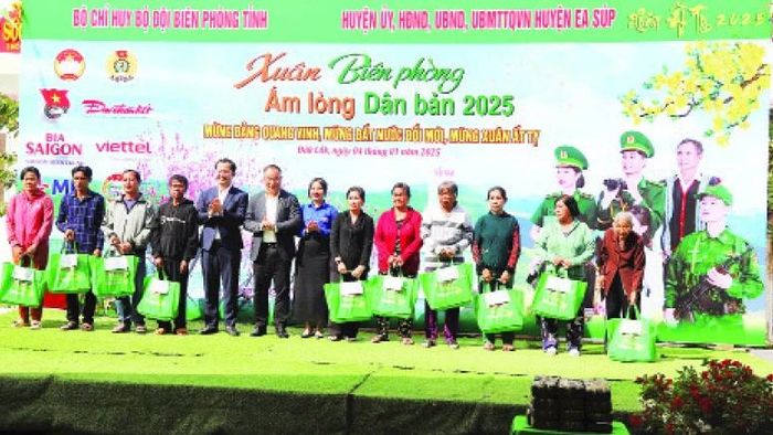 Các đơn vị trao quà Tết tặng các gia đình có hoàn cảnh khó khăn.