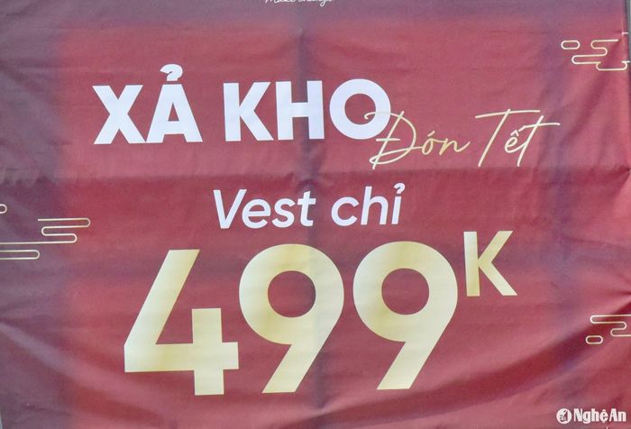 Đồ áo mùa Đông giảm giá mạnh. Ảnh: H.T