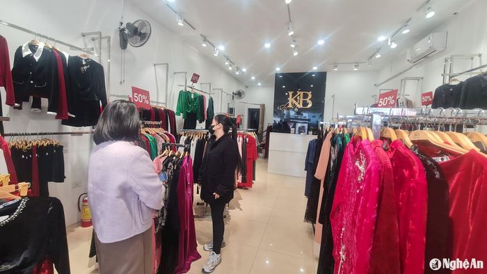 Khách hàng mua sắm áo dài mặc Tết. Ảnh: H.T