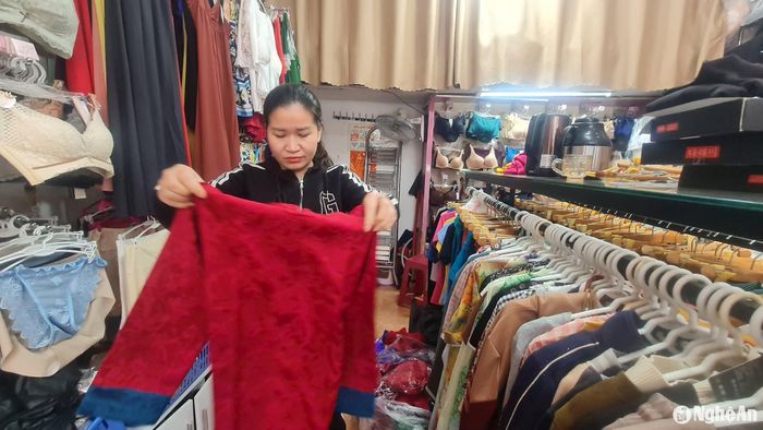 Nhiều cửa hàng quần áo kết hợp bán online để tăng doanh số. Ảnh: H.T