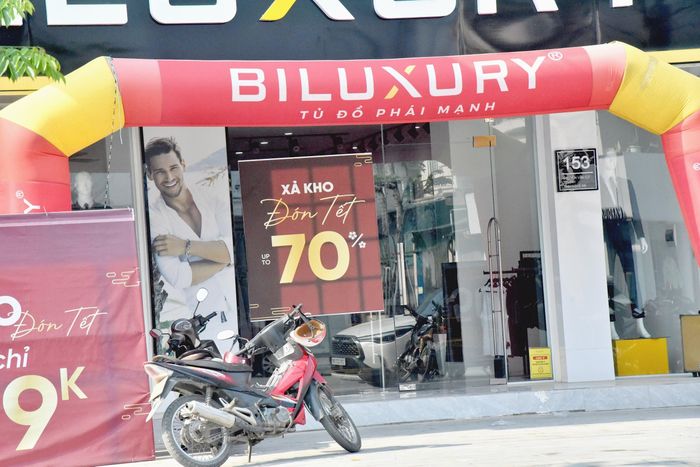Một cửa hàng bán quần áo thời trang nam giảm 70% các sản phẩm. Ảnh: H.T