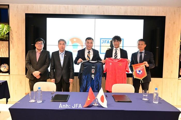 Ông Trần Quốc Tuấn, Chủ tịch VFF, ký kết thỏa thuận hợp tác giữa VFF và LĐBĐ Nhật Bản (JFA). Ảnh: JFA