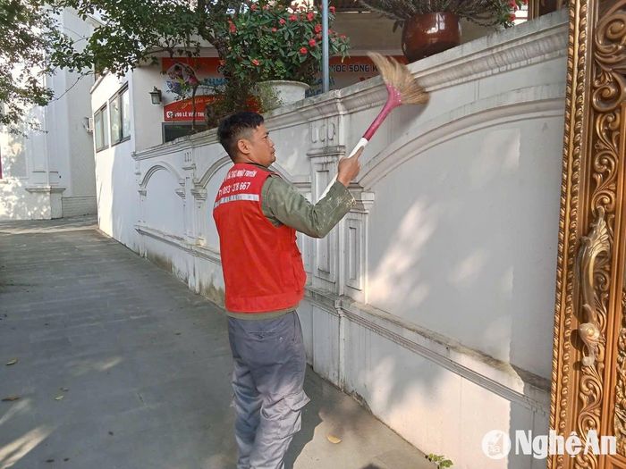 Cuối năm nhu cầu dọn dẹp, vệ sinh nhà cửa đón Tết tăng cao. Ảnh: T.P