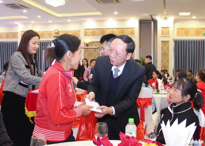 Đồng chí Bùi Thanh An - Ủy viên Ban Thường vụ Tỉnh ủy, Phó Chủ tịch UBND tỉnh trao quà Tết cho công nhân, lao động. Ảnh: Mai Hoa