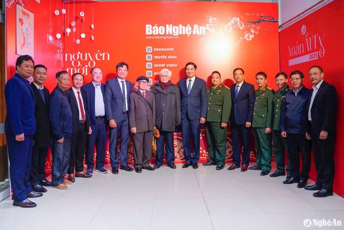 Các đồng chí lãnh đạo tỉnh, lãnh đạo các sở, ngành và Ban Biên tập Báo Nghệ An chụp ảnh lưu niệm với các cộng tác viên. Ảnh: Nguyễn Đạo