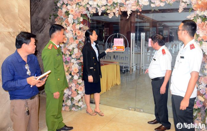Đoàn kiểm tra liên ngành kiểm tra việc thực hiện Luật Phòng, chống tác hại thuốc lá tại các nhà hàng, khách sạn trên địa bàn thành phố Vinh. Ảnh: Thành Chung