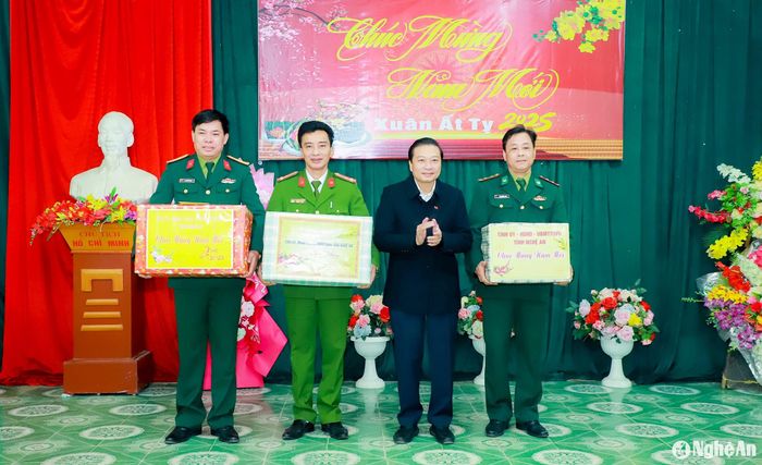 Chủ tịch UBND tỉnh tặng quà chúc Tết Ban Chỉ huy Quân sự huyện, Công an huyện và Đồn Biên phòng Tam Hợp (Tương Dương). Ảnh: Thành Duy
