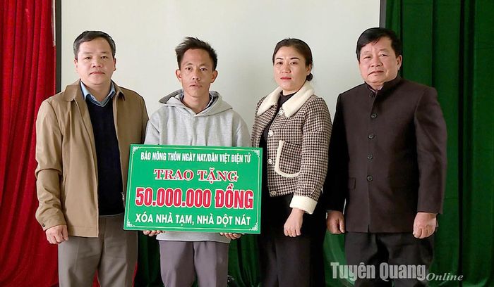 Lãnh đạo Hội Nông dân tỉnh, Báo Nông Thôn Ngày Nay/Dân Việt trao kinh phí hỗ trợ hộ dân xây dựng nhà ở.