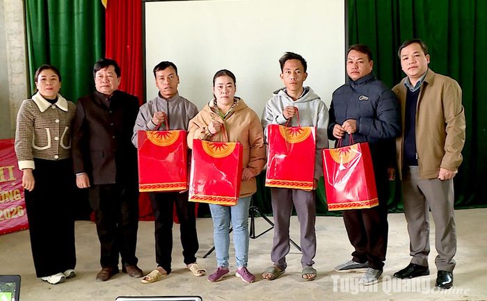 Lãnh đạo Hội Nông dân tỉnh, Báo Nông Thôn Ngày Nay/Dân Việt trao tặng quà Tết cho các hộ hội viên có hoàn cảnh đặc biệt khó khăn.