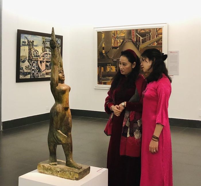 Khách tham quan triển lãm. Ảnh: Phương Lan - TTXVN
