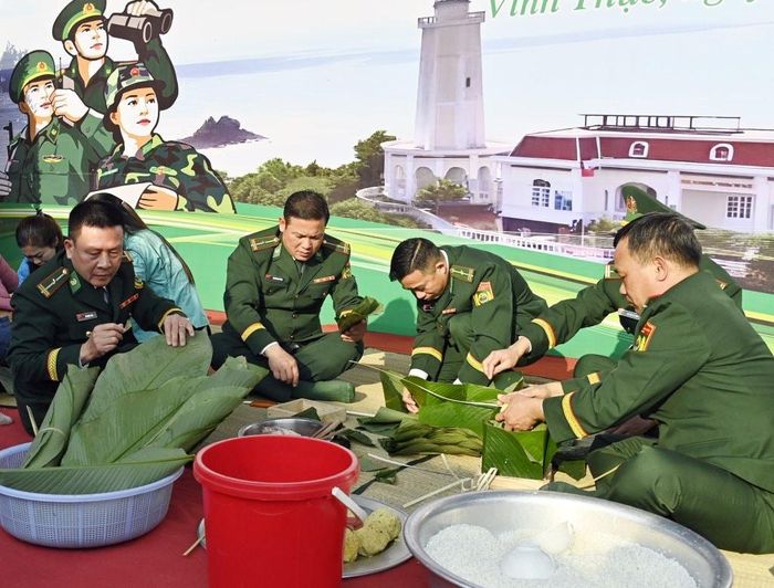Cán bộ chiến sỹ Đồn Biên phòng cửa khẩu Vạn Gia tham gia thi gói bánh chưng xanh tại Chương trình "Xuân Biên phòng ấm lòng dân bản".