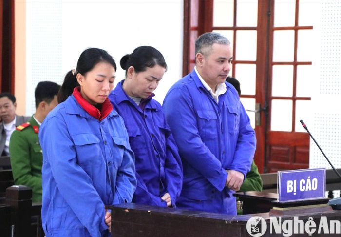 Bị cáo Nguyễn Thị Mến Anh (ngoài cùng bên trái) và các bị cáo Hà Thị Quyết, Ngô Thanh Bình tại tòa. Ảnh: Trần Vũ