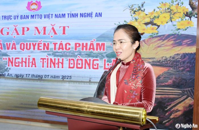 Đồng chí Võ Thị Minh Sinh - Ủy viên Ban Thường vụ Tỉnh ủy, Chủ tịch Ủy ban Mặt trận Tổ quốc tỉnh, Trưởng đoàn ĐBQH tỉnh phát biểu tại buổi gặp mặt. Ảnh: Công Kiên