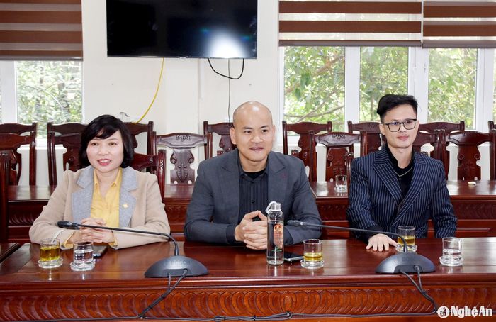 Họa sĩ Bùi Đình Thăng và ông Nguyễn Hồng Hải tại buổi gặp mặt. Ảnh: Công Kiên